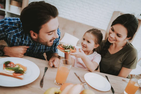 Flickan Ger Far Smörgås Familj Frukost Familjen Vid Bordet Frukt — Stockfoto