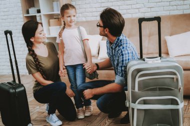 Mutlu bir adam ve kadın. Küçük kız gülümsüyor. Gülümseyen aile evde. Gülümseyen kişi. Aile ile çocuk. Yeni parlak daire. Yeni parlak daire insanlar. Anne ve Dougther. Bavul olan kişi.