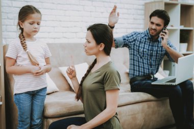 Ailevi sorunlar. Korkmuş çocuk. Kızgın baba. Korkmuş annesi. Kadın çığlıkları çocuk. Karmaşık ilişki. Aile kavgası. Kötü ebeveynler. Acılarını çocuk. Kadın telefonu konuşurken adam ile savunarak.