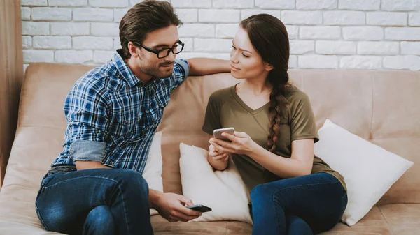 Man Vrouw Thuis Vrouw Praten Man Man Met Bril Man — Stockfoto