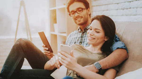 Man Vrouw Thuis Lachende Vrouw Man Man Met Tablet Vrouw — Stockfoto