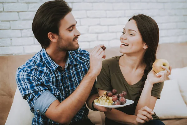 Mutlu Bir Adam Kadın Üzüm Plaka Üzerinde Olan Adam Besleme — Stok fotoğraf