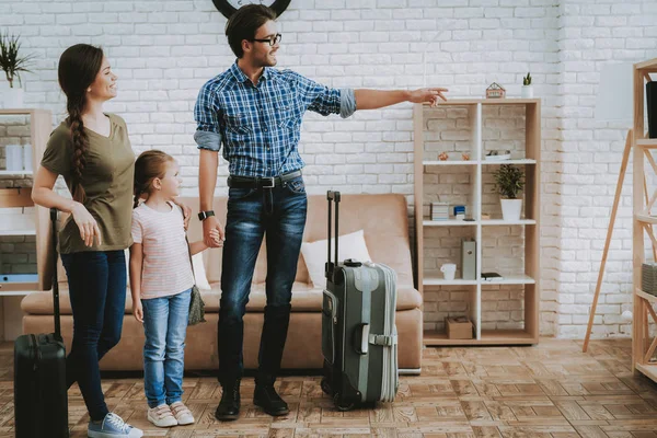 Uomo Donna Felici Mostra Finestra Famiglia Sorridente Casa Persona Sorridente — Foto Stock