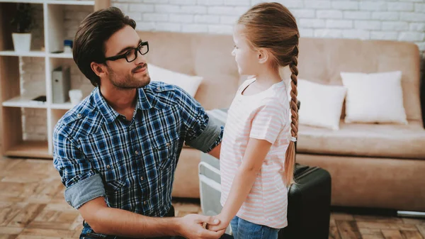 Sofá Marrón Apartamento Gente Habitación Familia Sonriente Casa Padre Hija — Foto de Stock