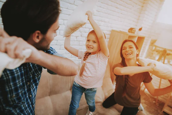 Glückliche Familie Der Wohnung Eltern Und Tochter Familie Verbringt Zeit — Stockfoto