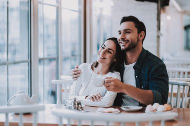 Bağ. Tatlım. Boş zaman Time.Love hikaye. Çay Party.Guy ve kız. İyi eğlenceler. Keyfi. Çay. Neşeli Girl.Teapot. Birlikte Cafe. Mutlu birlikte. Gülümseyen insanlar. İyi bir ilişki. İyi Bayramlar.