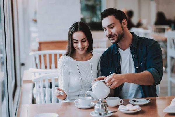 Chica Alegre Tetera Vinculación Pastelito Tiempo Libre Juntos Café Felices — Foto de Stock