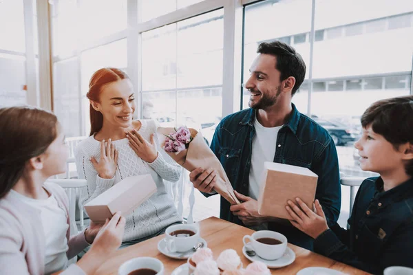 Marzo Celebración Familia Joven Ramo Flores Regalos Para Mamá Juntos — Foto de Stock