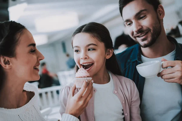 Bir Ilişki Aile Tatili Çay Saati Genç Aile Cafe Mutlu — Stok fotoğraf