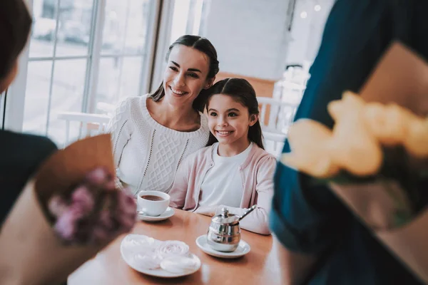 Dankbar Charmant Lächelnde Mädchen Überraschung Hübsche Frauen Mutter Mit Tochter — Stockfoto