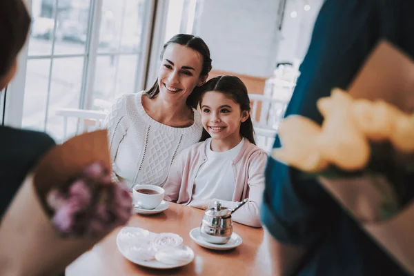 Tacksam Charmiga Leende Flickor Överraskning Vackra Kvinnor Mor Med Dotter — Stockfoto