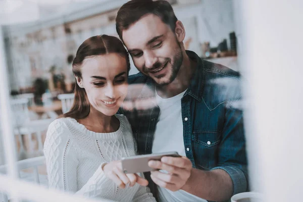 Neşeli Kız Serbest Zaman Bir Ilişki Mutlu Birlikte Telefon Eğlenceler — Stok fotoğraf