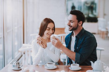 Çay partisi. Adam ve kız. Bağ. Birlikte Cafe. Neşeli kız. Mutlu birlikte. Keyfi. Serbest zaman. İyi bir ilişki. İyi Bayramlar. Gülümseyen insanlar. Seviyorum. İyi eğlenceler. Çay içmek.