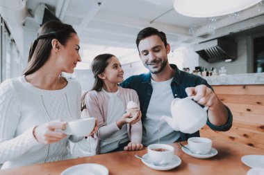 Çay saati. Restoran. Baba ve kızı. Smartphone. Gülümseyen insanlar. Genç aile. Mutlu birlikte. İyi bir ilişki. Cafe. Aile tatili. Etkin boş zaman. Şirin ilişki. Kutlama.