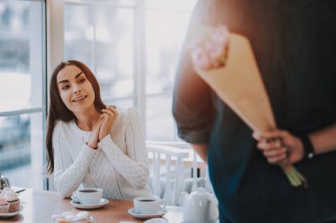 Tatlı ilişki. 8 Mart kutlama. Hediye. Mutlu insanlar. Çiçekler grup. Erkek arkadaşı. Romantik ilişki. Birlikte Cafe. Çay iç. Kek ye. Aşık. Armoni. Çocuk hediye çiçek. Sevgililer günü.