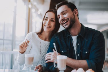 Kahve iç. Seviyorum. Mutlu birlikte. İyi eğlenceler. Tatlı ilişki. Kahve. Neşeli kız. Romantik ilişki. Gülümseyen insanlar. Bağ. Keyfi. Serbest zaman. İyi bir ilişki. İyi Bayramlar.