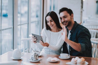 Gülümseyen insanlar. Çaydanlık. Bağ. Çay. Tatlım. Neşeli kız. İyi eğlenceler. Keyfi. Adam ve kız. Çay partisi. Seviyorum. Birlikte Cafe. Serbest zaman. İyi bir ilişki. İyi Bayramlar. Mutlu birlikte.