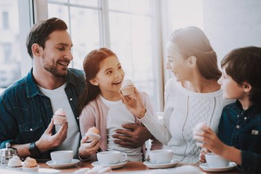 Çay. Tatlım. Çay iç. Kek ye. Aile tatili. İyi bir ilişki. Şirin ilişki. Mutlu birlikte. Anne. Baba ve kızı. Boş zaman Time.Celebration. Genç aile. Annesi için bir hediye.