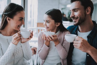 Genç aile. Cafe. Mutlu birlikte. Anne ve oğlu. Baba ve kızı. Etkin boş zaman. Şirin ilişki. Kutlama. Genç aile. İyi bir ilişki. Aile tatili. Çay saati. Gülümseyen insanlar.