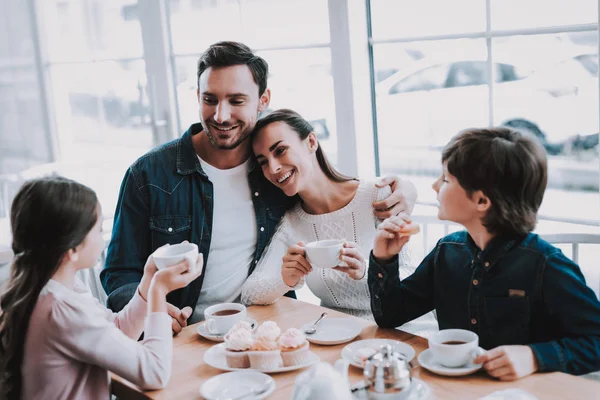 Tiempo Libre Linda Relación Pastelito Celebración Come Pasteles Felices Juntos — Foto de Stock