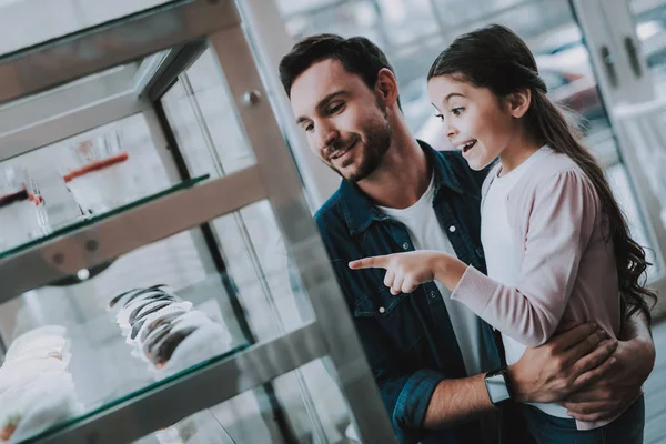 Pappa Och Dotter Välj Tårta Cafe Cheerful Flicka Ung Familj — Stockfoto