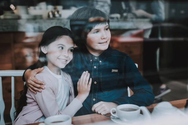 Niños Felices Linda Relación Beban Juntos Través Glass Café Felices — Foto de Stock