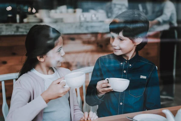 五月晴れの日に 幸せな子供たち かわいい関係 一緒にお茶を飲みます ガラス カフェ 幸せな一緒に 妹と弟 良好な関係 家族の休日 — ストック写真