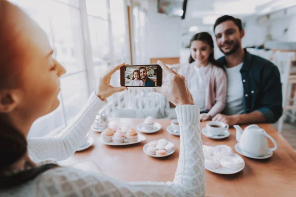 Εστιατόριο Μπαμπάς Και Κόρη Smartphone Χρόνος Τσαγιού Χαμογελαστούς Ανθρώπους Νεαρή — Φωτογραφία Αρχείου