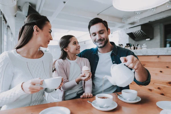 お茶の時間 レストラン 父と娘 スマート フォン の笑顔 若い家族 幸せな一緒に 良好な関係 カフェ — ストック写真