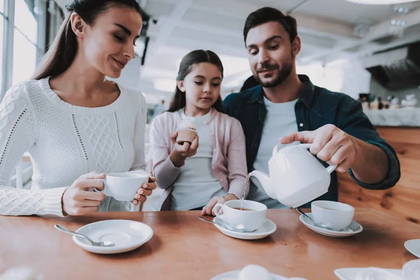 Hora Del Mamá Papá Hija Pastelito Delicioso Café Felices Juntos — Foto de Stock