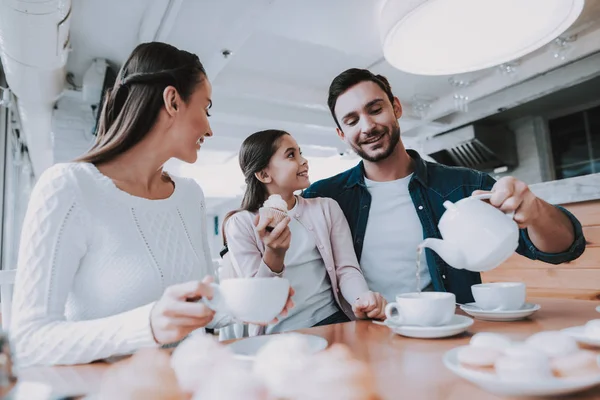 Familia Joven Hora Del Café Felices Juntos Pastelito Delicioso Buena — Foto de Stock