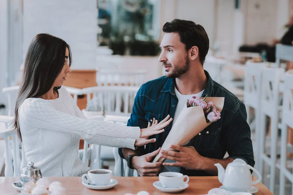 Equivoco Infelice Una Relazione Seria Ragazza Rifiuta Fiori Abbattiti Scuso — Foto Stock