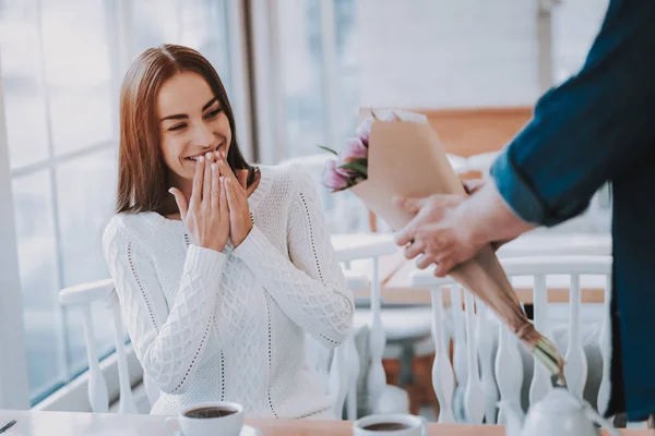 Juntos Café Gente Feliz Ramillete Flores Novio Relación Romántica Dulce — Foto de Stock