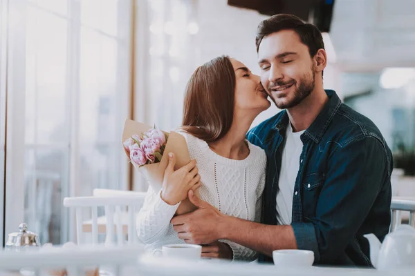 Března Oslava Gift Happy Lidí Banda Květiny Přítel Romantický Vztah — Stock fotografie