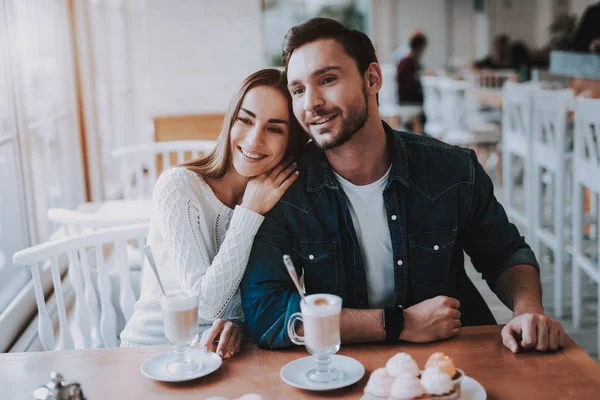 Söta Relation Lyckliga Tillsammans Kärlek Kaffe Glad Tjej Romantisk Relation — Stockfoto