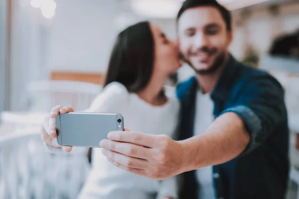 Kuss Selfei Lächelnde Menschen Junge Familie Glücklich Zusammen Gute Beziehung — Stockfoto