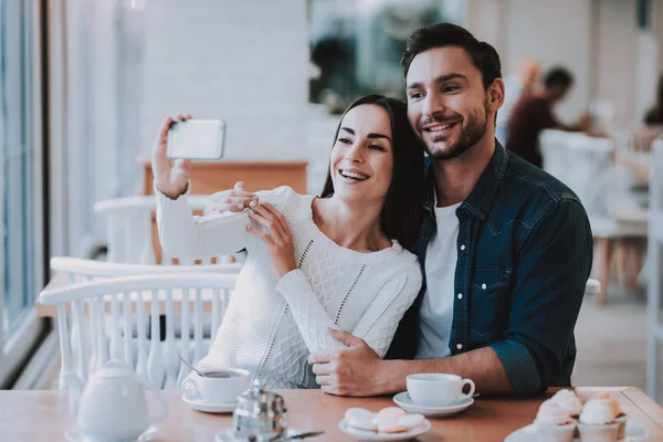 Selfei Firandet Cupcake Leende Människor Smartphone Ung Familj Tea Time — Stockfoto