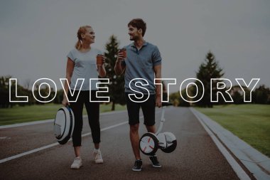 Kahve tutun. Çift. Gyroboard. Tek gözlük. Romantik ilişkiler. Genç insanlar. Gülümseyen insanlar. Aşk hikayesi. Elele tutuşun. Silah ayrı. At Binme. Country Park. Mutlu birlikte. Park. Gevşeme. İyi eğlenceler.