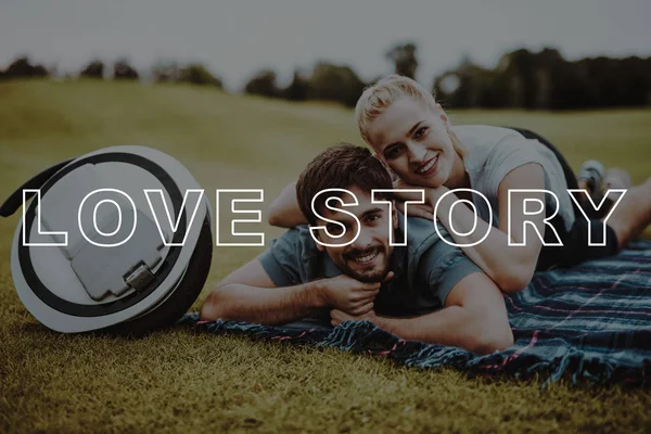 Monokel Liggande Gräset Filt Resten Leende Människor Love Story Håll — Stockfoto