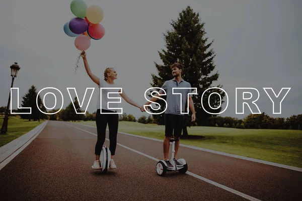 Balões Love Story Segura Mãos Braços Separados Pessoas Sorridentes Casal — Fotografia de Stock