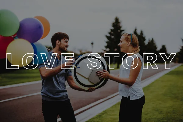 Jóvenes Globos Giroboard Monóculo Gente Sonriente Historia Amor Sostén Las — Foto de Stock