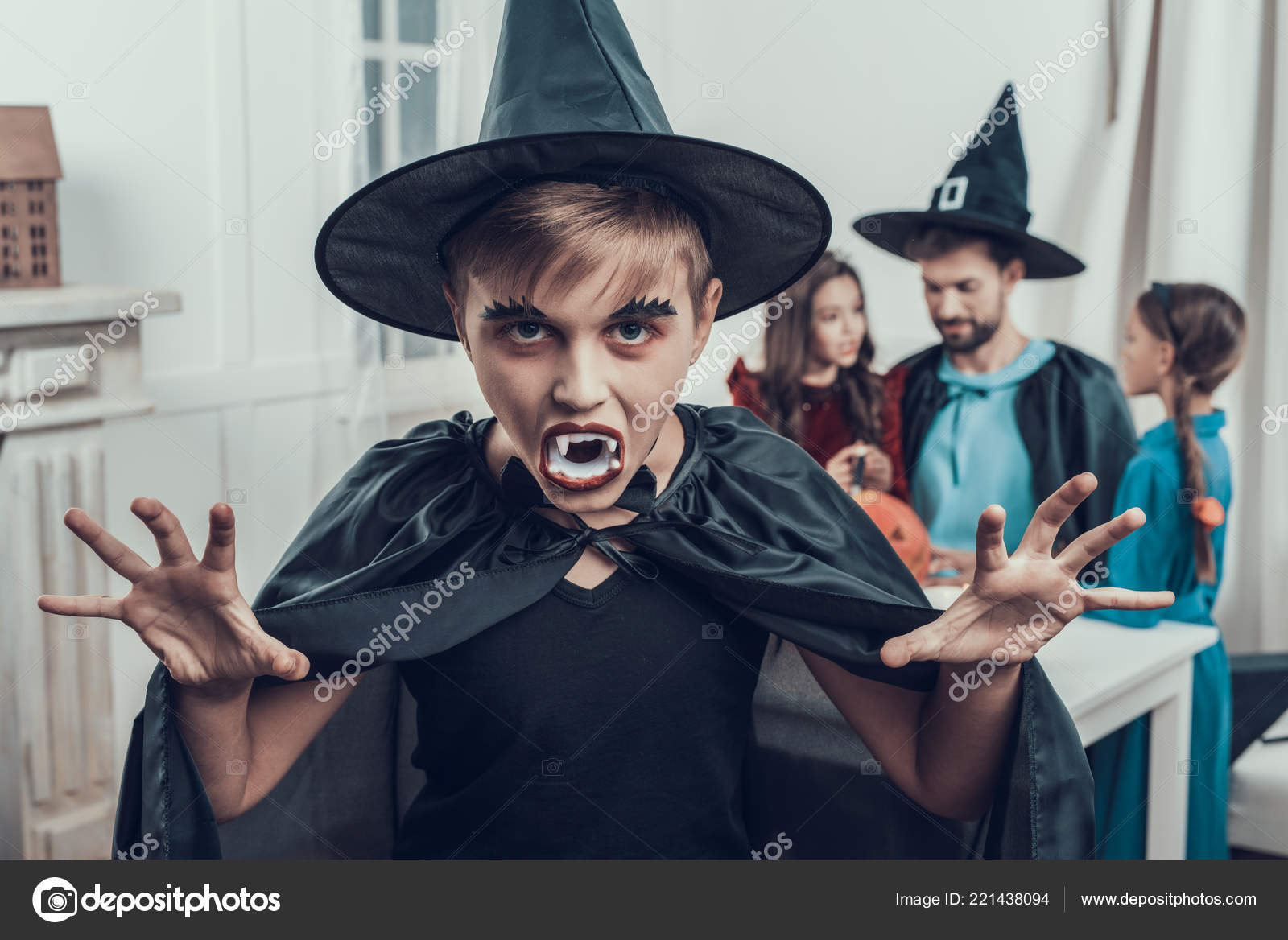 Enfant Mignon Portant Un Costume De Sorcière La Nuit D'halloween