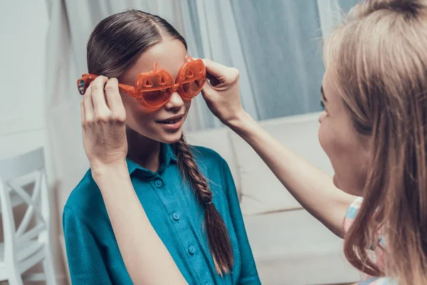 Vrouw Meisje Pompoen Bril Zetten Jonge Moeder Helpen Schattige Lachende — Stockfoto