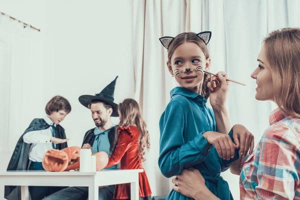 Madre Ayudando Hija Con Disfraz Para Halloween Mujer Adulta Maquillándose — Foto de Stock
