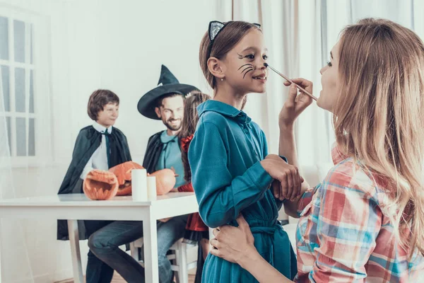 Mutter Hilft Tochter Beim Kostüm Für Halloween Erwachsene Frauen Schminken — Stockfoto