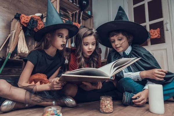 Pequeños Niños Disfraces Halloween Libro Lectura Lindos Niños Sonrientes Con — Foto de Stock