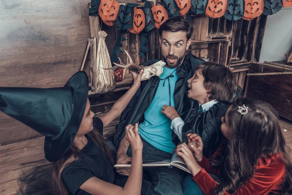 Männer Und Kinder Halloween Kostümen Amüsieren Sich Niedlich Lächelnde Kinder — Stockfoto