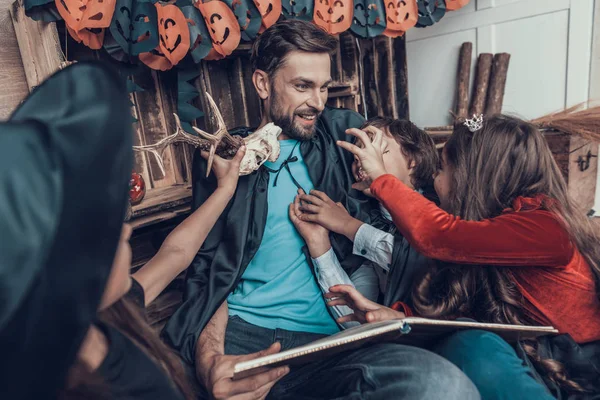 Hombre Niños Disfraces Halloween Divirtiéndose Lindos Niños Sonrientes Hombre Adulto — Foto de Stock