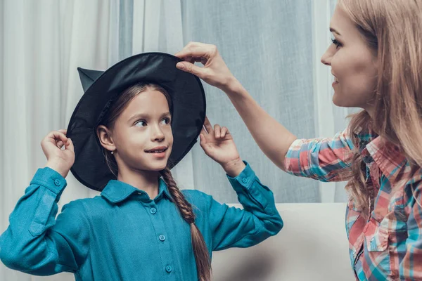 Belle Femme Mettant Chapeau Sorcière Sur Petite Fille Jeune Mère — Photo