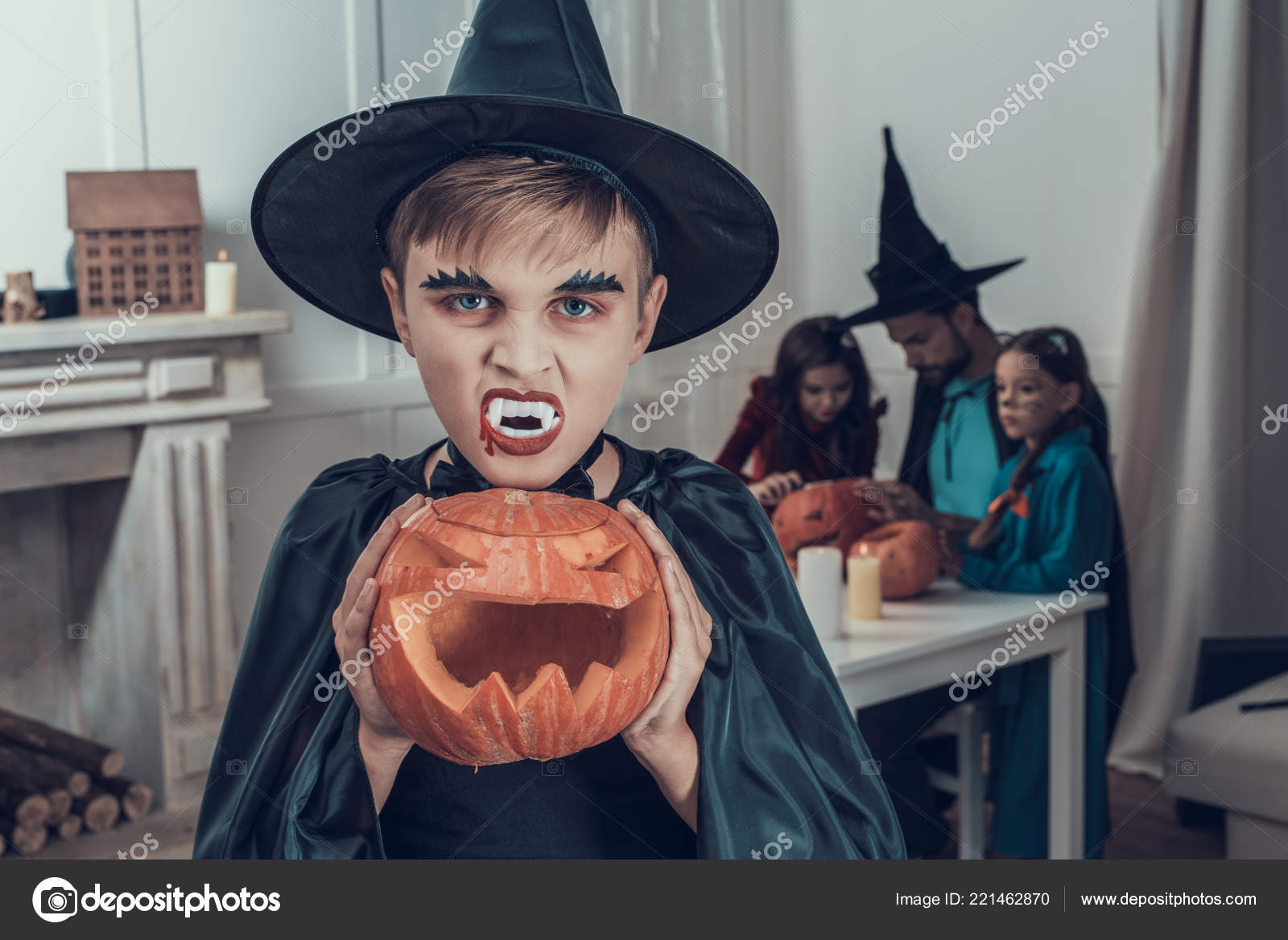 Enfant Mignon Portant Un Costume De Sorcière La Nuit D'halloween